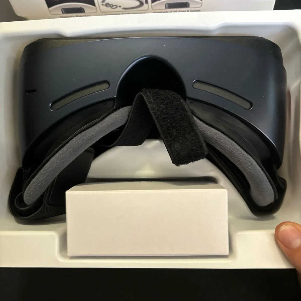 Samsung SM-R323NBKAXAR Gear VR - Brand New (Box opened to check contents only)